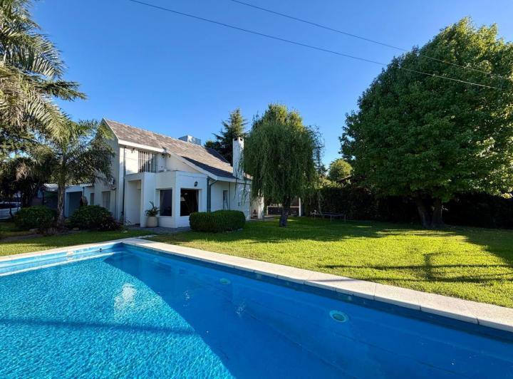 Casa · 180m² · 4 Ambientes · 4 Cocheras