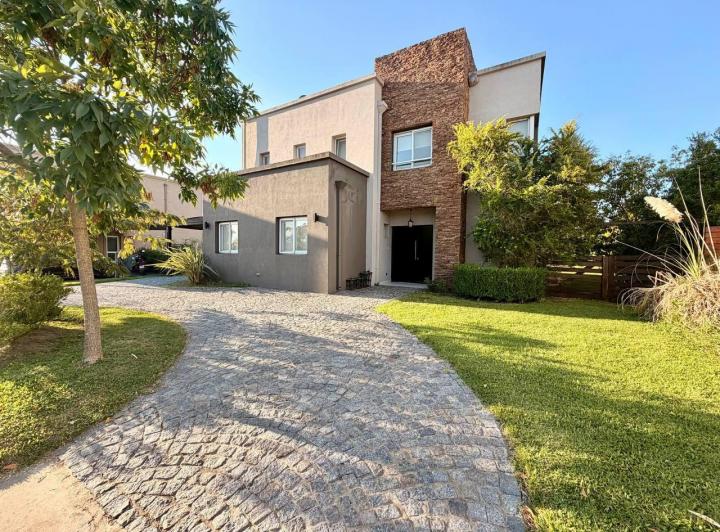 Casa · 185m² · 5 Ambientes · 1 Cochera