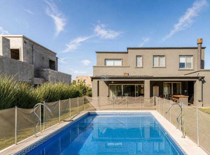 Casa · 170m² · 3 Dormitorios · 2 Cocheras