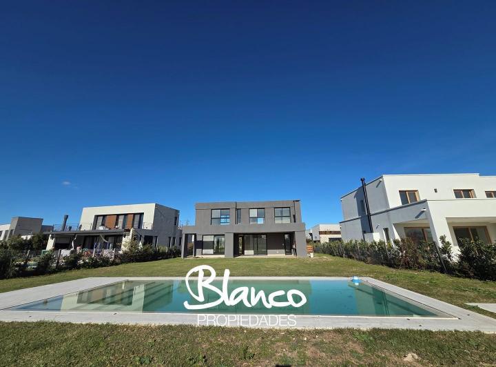 Casa · 200m² · 4 Ambientes · 2 Cocheras