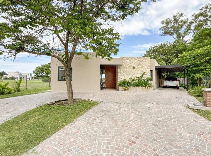 Casa · 223m² · 6 Ambientes · 2 Cocheras