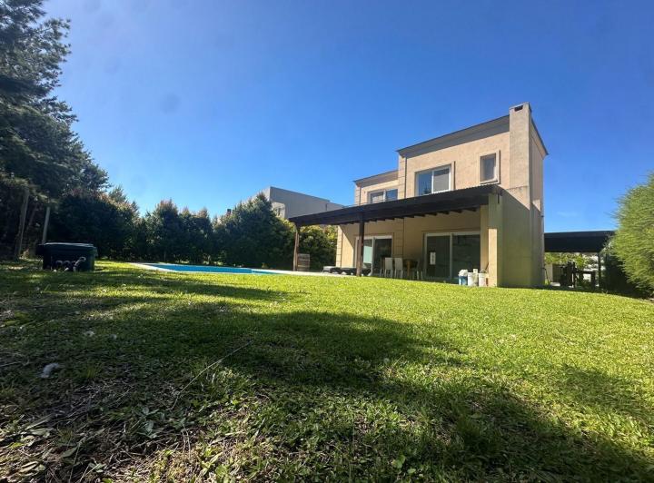 Casa · 210m² · 6 Ambientes · 1 Cochera