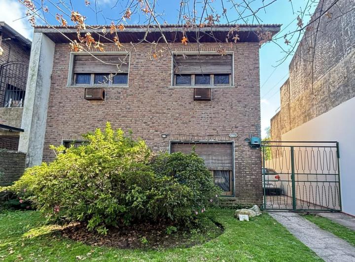 Casa · 250m² · 5 Ambientes · 2 Cocheras