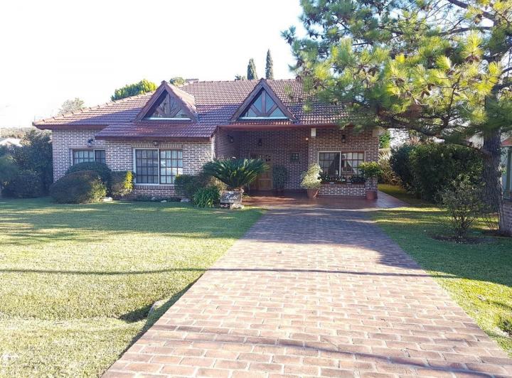 Casa · 180m² · 5 Ambientes · 1 Cochera