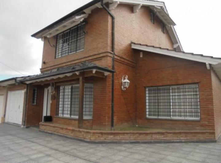 Casa · 185m² · 3 Dormitorios · 2 Cocheras