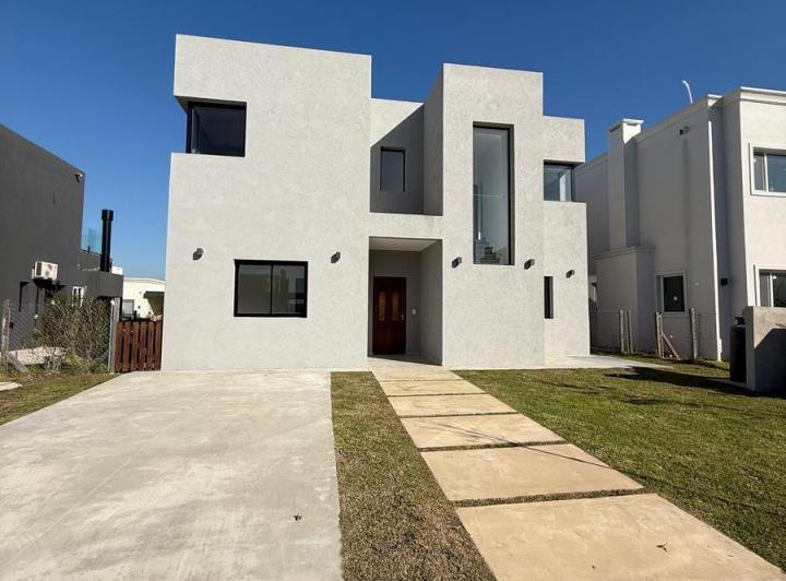 Casa · 190m² · 5 Ambientes · 2 Cocheras