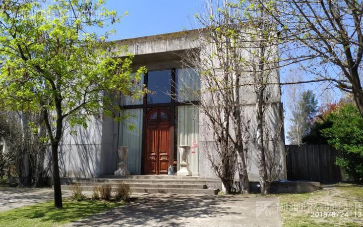 Casa · 280m² · 5 Ambientes · 2 Cocheras