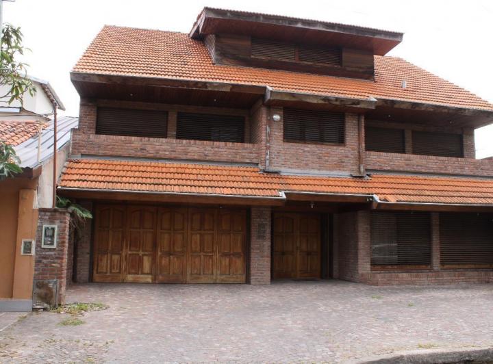 Casa · 414m² · 5 Ambientes · 2 Cocheras