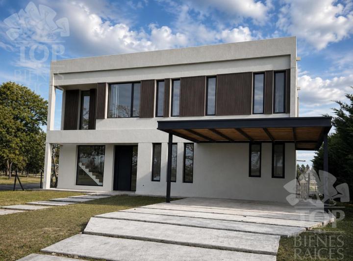 Casa · 227m² · 5 Ambientes · 2 Cocheras
