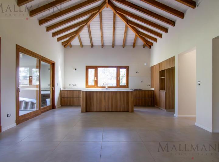 Casa · 160m² · 4 Ambientes · 1 Cochera