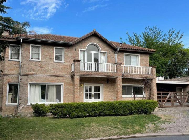 Casa · 180m² · 4 Ambientes · 1 Cochera