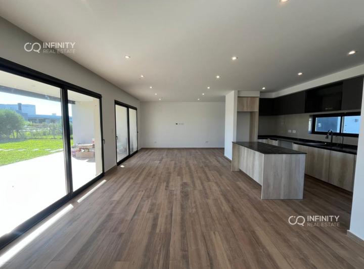 Casa · 186m² · 4 Ambientes · 2 Cocheras