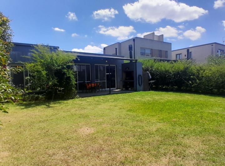 Casa · 120m² · 4 Ambientes · 2 Cocheras