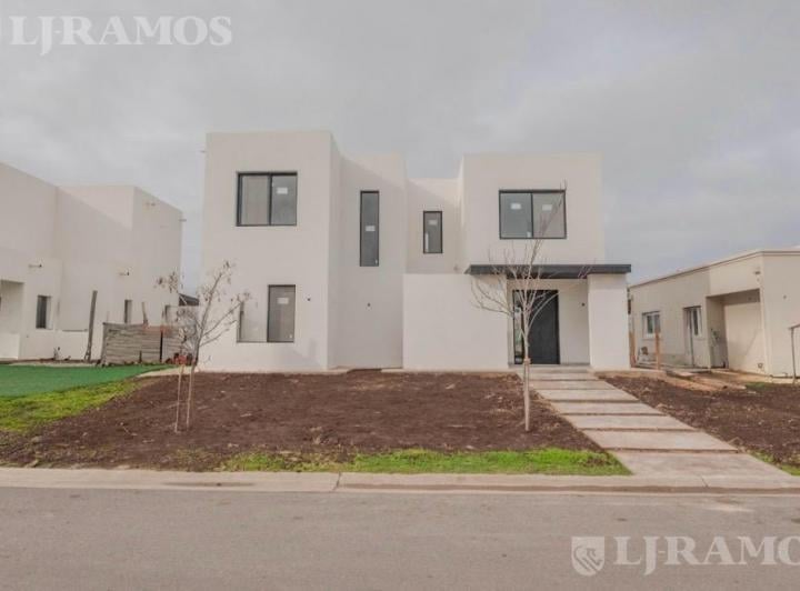 Casa · 181m² · 6 Ambientes · 2 Cocheras