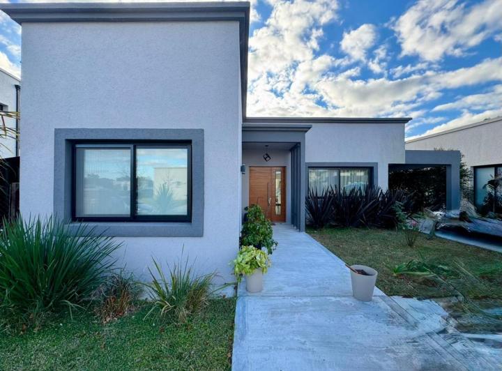 Casa · 120m² · 4 Ambientes · 2 Cocheras