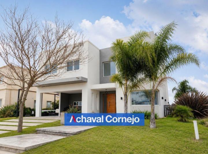 Casa · 247m² · 5 Ambientes · 4 Cocheras
