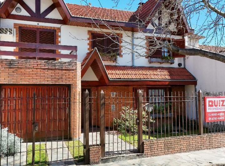 Casa · 235m² · 4 Ambientes · 1 Cochera