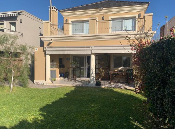 Casa · 165m² · 4 Ambientes · 2 Cocheras
