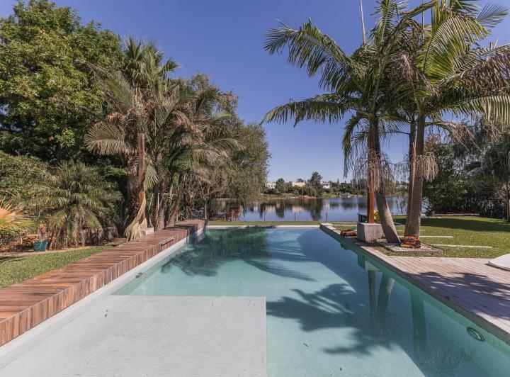 Casa · 220m² · 7 Ambientes · 4 Cocheras