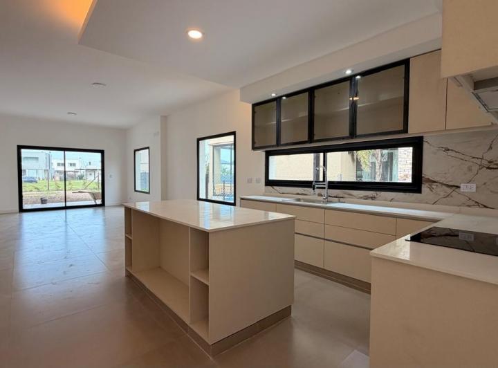 Casa · 149m² · 4 Ambientes · 2 Cocheras