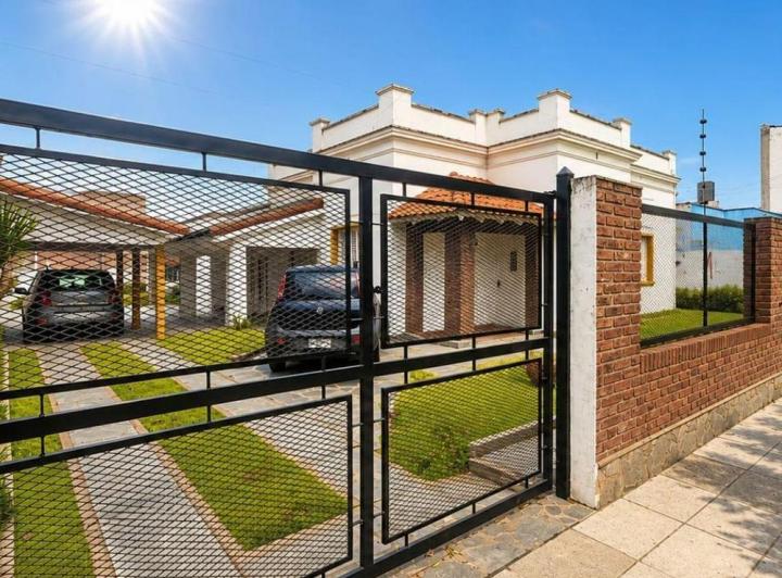 Casa · 220m² · 4 Ambientes · 2 Cocheras