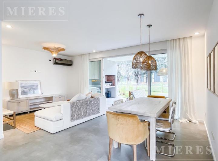Casa · 128m² · 4 Ambientes · 2 Cocheras