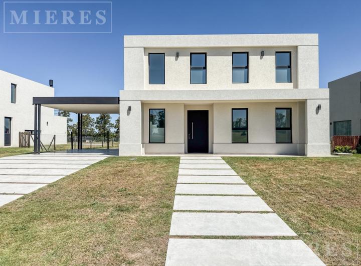 Casa · 218m² · 5 Ambientes · 2 Cocheras