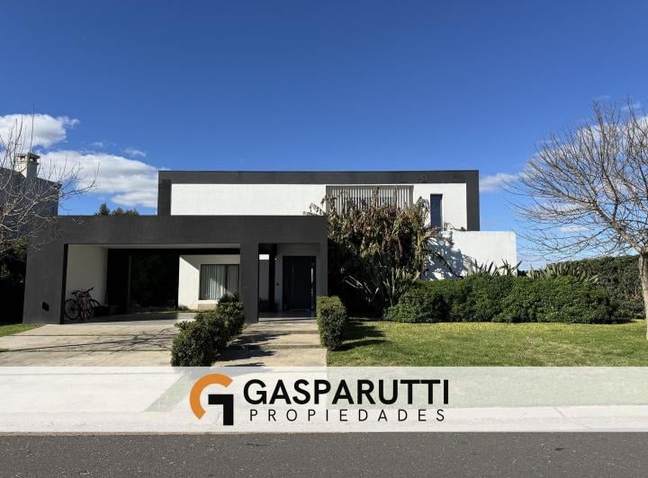 Casa · 210m² · 4 Ambientes · 4 Cocheras