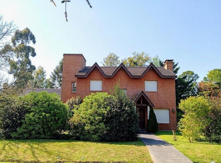 Casa · 200m² · 5 Ambientes · 2 Cocheras