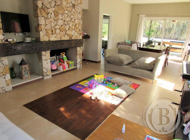 Casa · 216m² · 4 Ambientes · 2 Cocheras