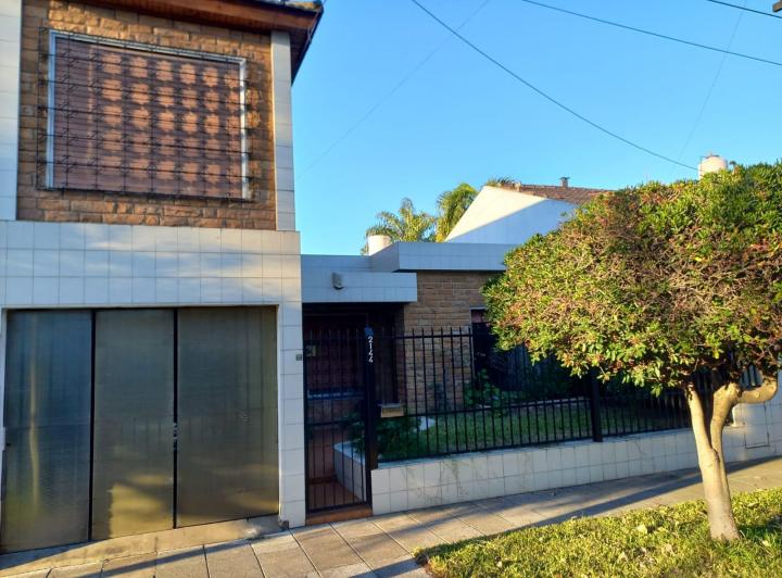 Casa · 250m² · 4 Ambientes · 2 Cocheras