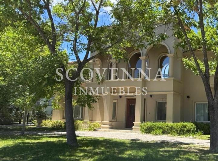 Casa · 305m² · 5 Ambientes · 1 Cochera