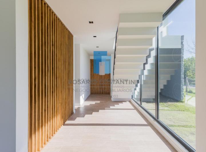 Casa · 250m² · 6 Ambientes · 4 Cocheras