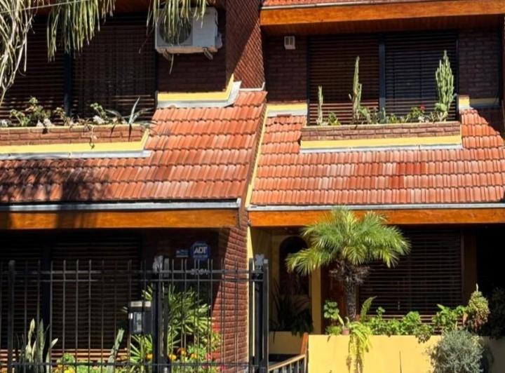 Casa · 426m² · 6 Ambientes · 3 Cocheras
