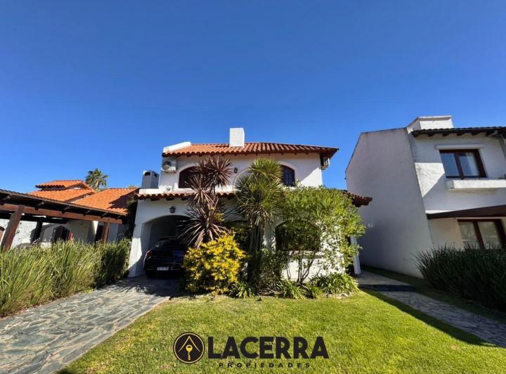 Casa · 180m² · 5 Ambientes · 3 Cocheras
