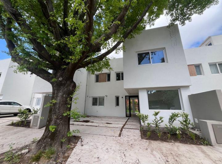 Casa · 156m² · 4 Ambientes · 2 Cocheras