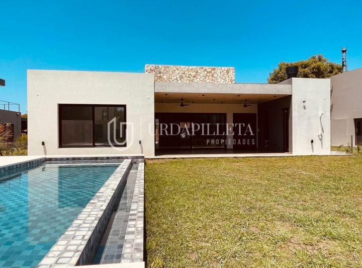Casa · 228m² · 4 Ambientes · 2 Cocheras