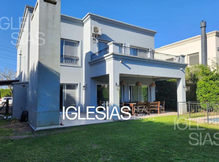 Casa · 222m² · 5 Ambientes · 2 Cocheras