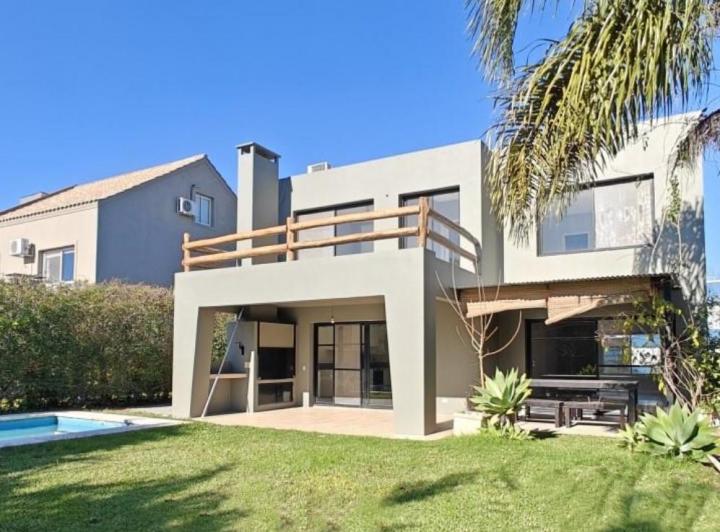 Casa · 220m² · 4 Ambientes · 3 Cocheras