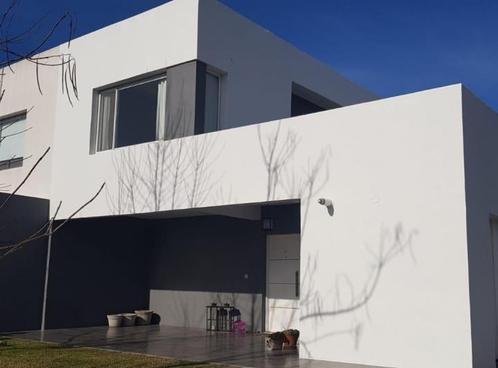 Casa · 86m² · 4 Ambientes · 3 Cocheras