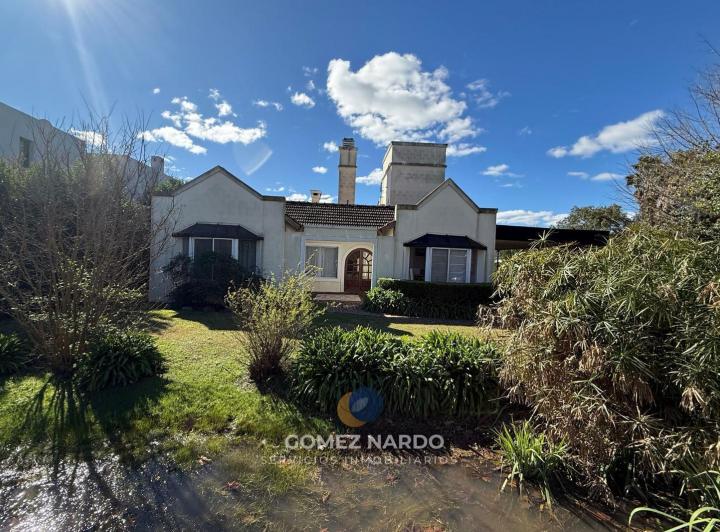 Casa · 200m² · 5 Ambientes · 3 Cocheras