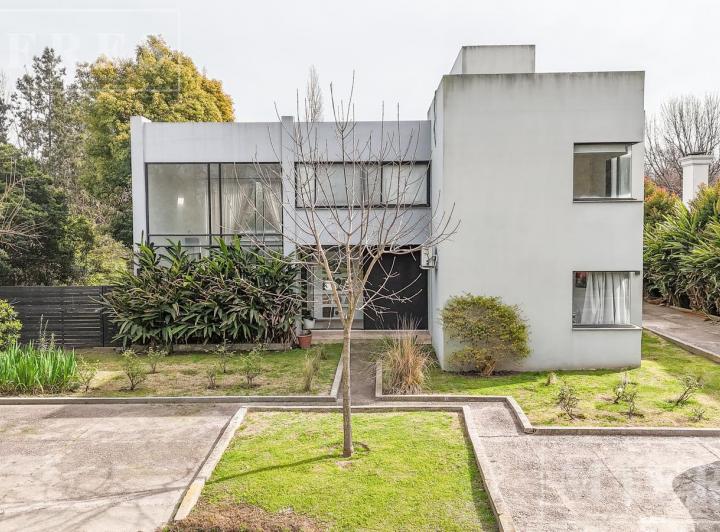 Casa · 430m² · 7 Ambientes · 6 Cocheras