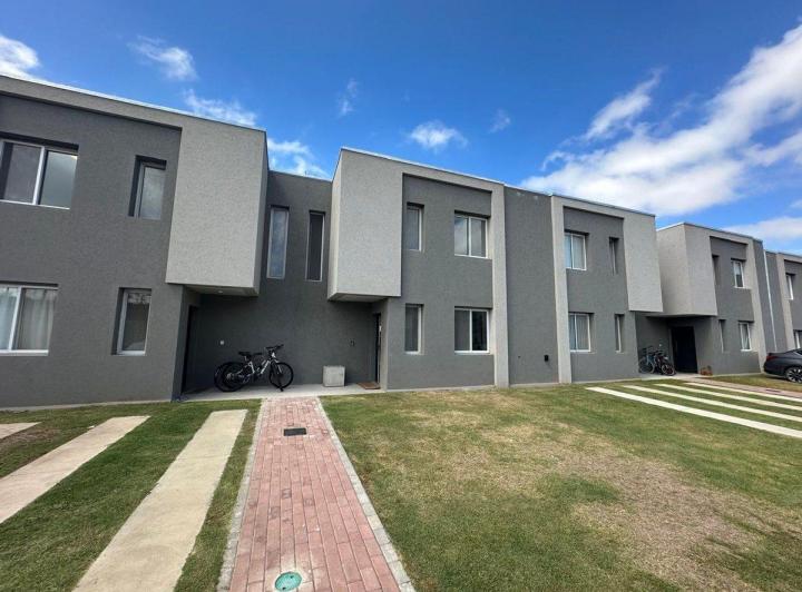 Casa · 105m² · 5 Ambientes · 2 Cocheras
