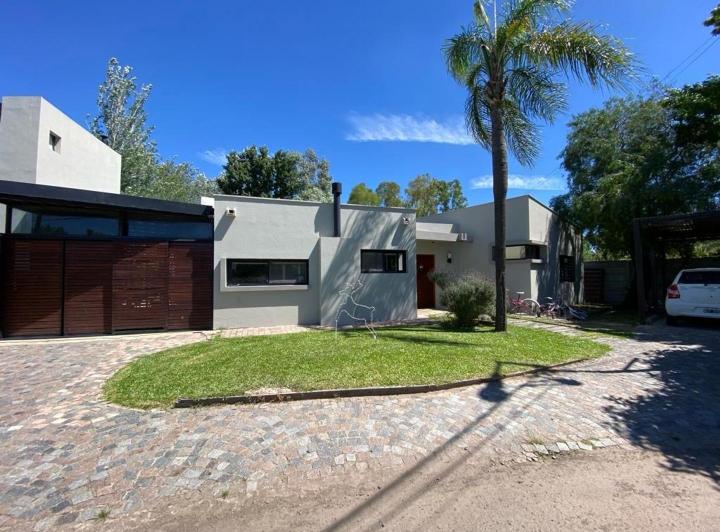 Casa · 160m² · 4 Ambientes · 3 Cocheras