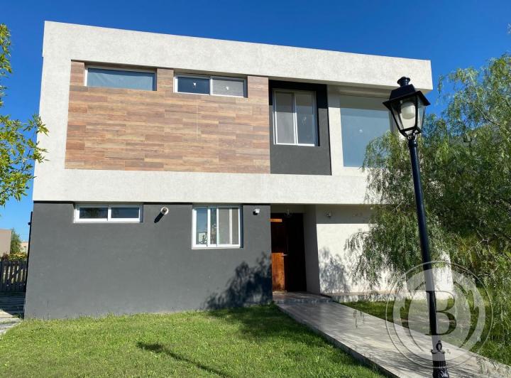 Casa · 200m² · 4 Ambientes · 2 Cocheras