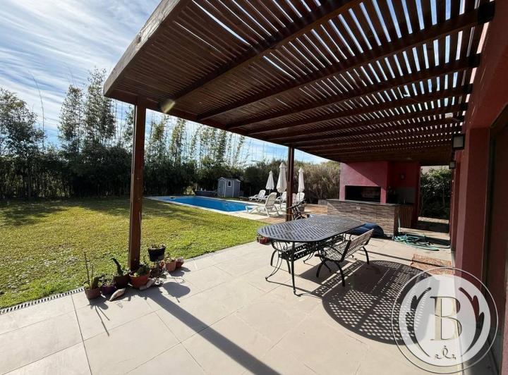 Casa · 216m² · 4 Ambientes · 2 Cocheras