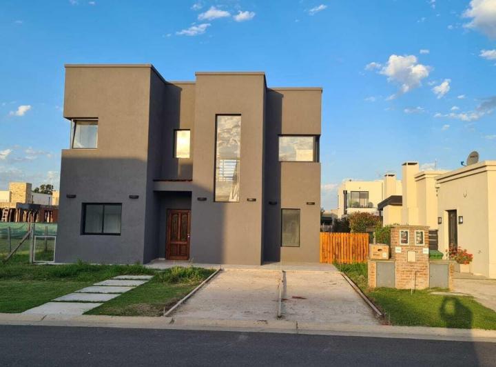 Casa · 137m² · 4 Ambientes · 1 Cochera