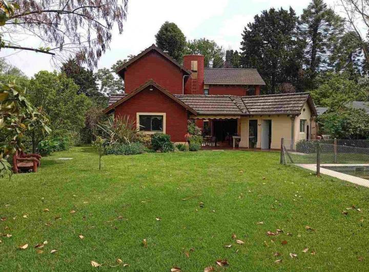 Casa · 230m² · 5 Ambientes · 2 Cocheras