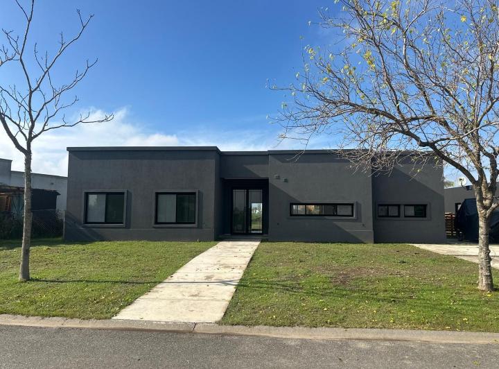 Casa · 300m² · 4 Ambientes · 2 Cocheras