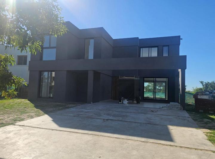 Casa · 300m² · 4 Ambientes · 2 Cocheras